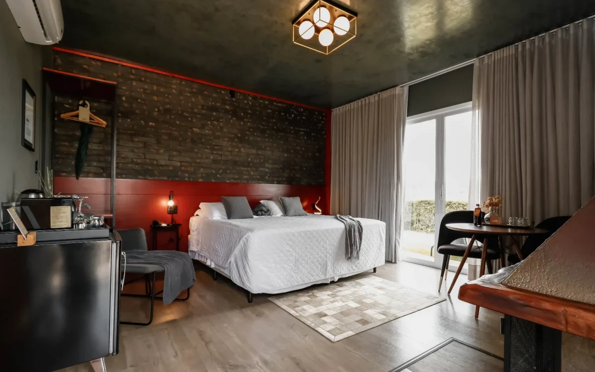 Quarto em casa histórica com decoração vintage e arquitetura colonial, hospedagem sofisticada em Bento Gonçalves para casais