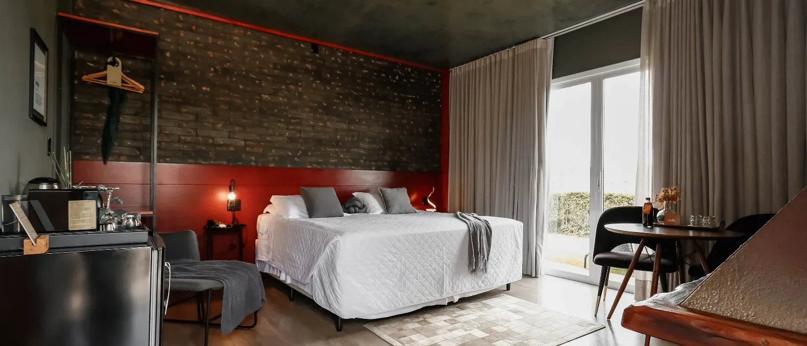 Quarto em casa histórica com decoração vintage e arquitetura colonial, hospedagem sofisticada em Bento Gonçalves para casais