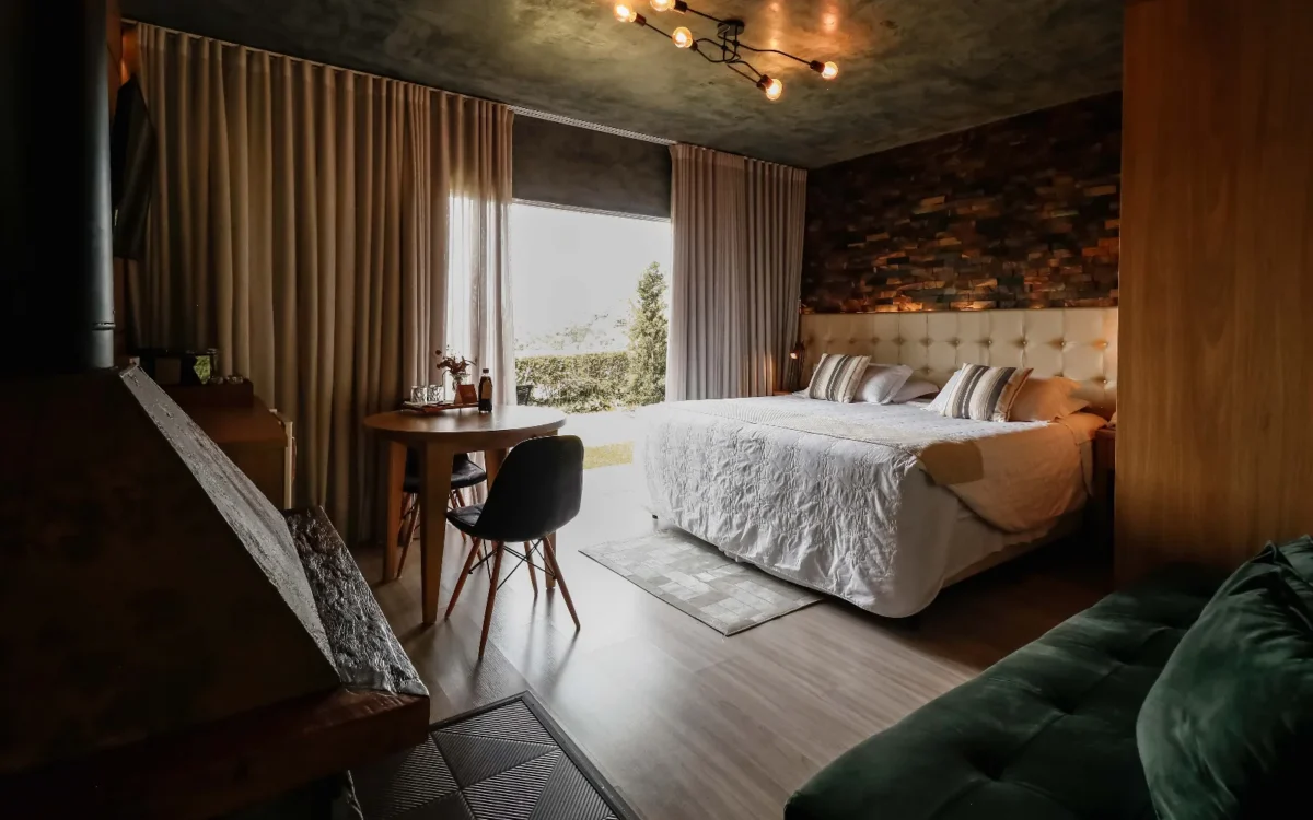 Hospedagem para casais em Bento Gonçalves com varanda, vista para vinhedos e montanhas da Serra Gaúcha ao fundo
