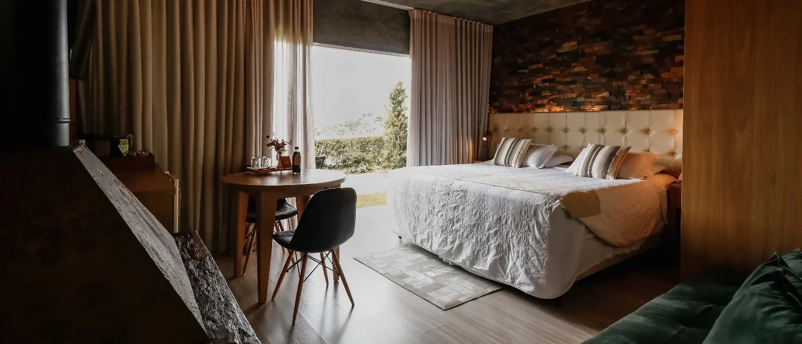 Hospedagem para casais em Bento Gonçalves com varanda, vista para vinhedos e montanhas da Serra Gaúcha ao fundo