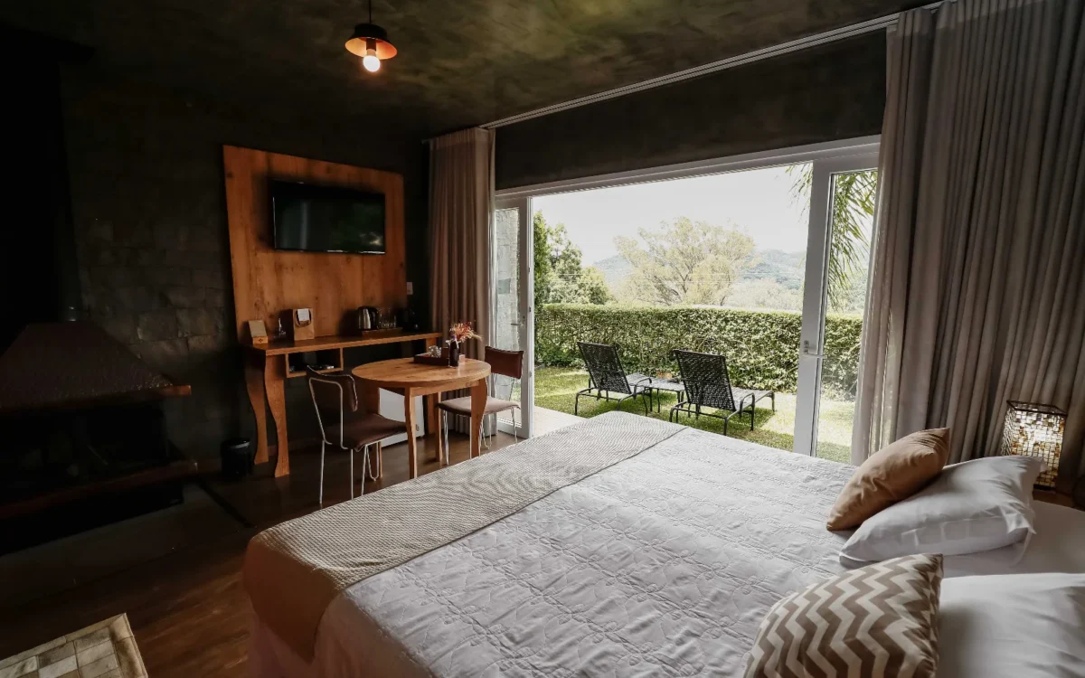 Quarto aconchegante de pousada em Bento Gonçalves RS com decoração sofisticada e elementos rústicos da Serra Gaúcha