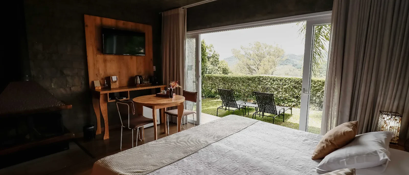 Quarto aconchegante de pousada em Bento Gonçalves RS com decoração sofisticada e elementos rústicos da Serra Gaúcha
